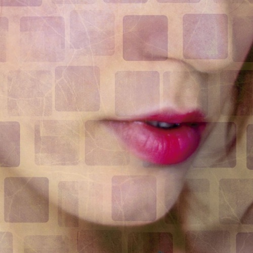 Fotografía del rostro de una mujer con una textura de labrillos, tiene los labios pintados de un color rosa